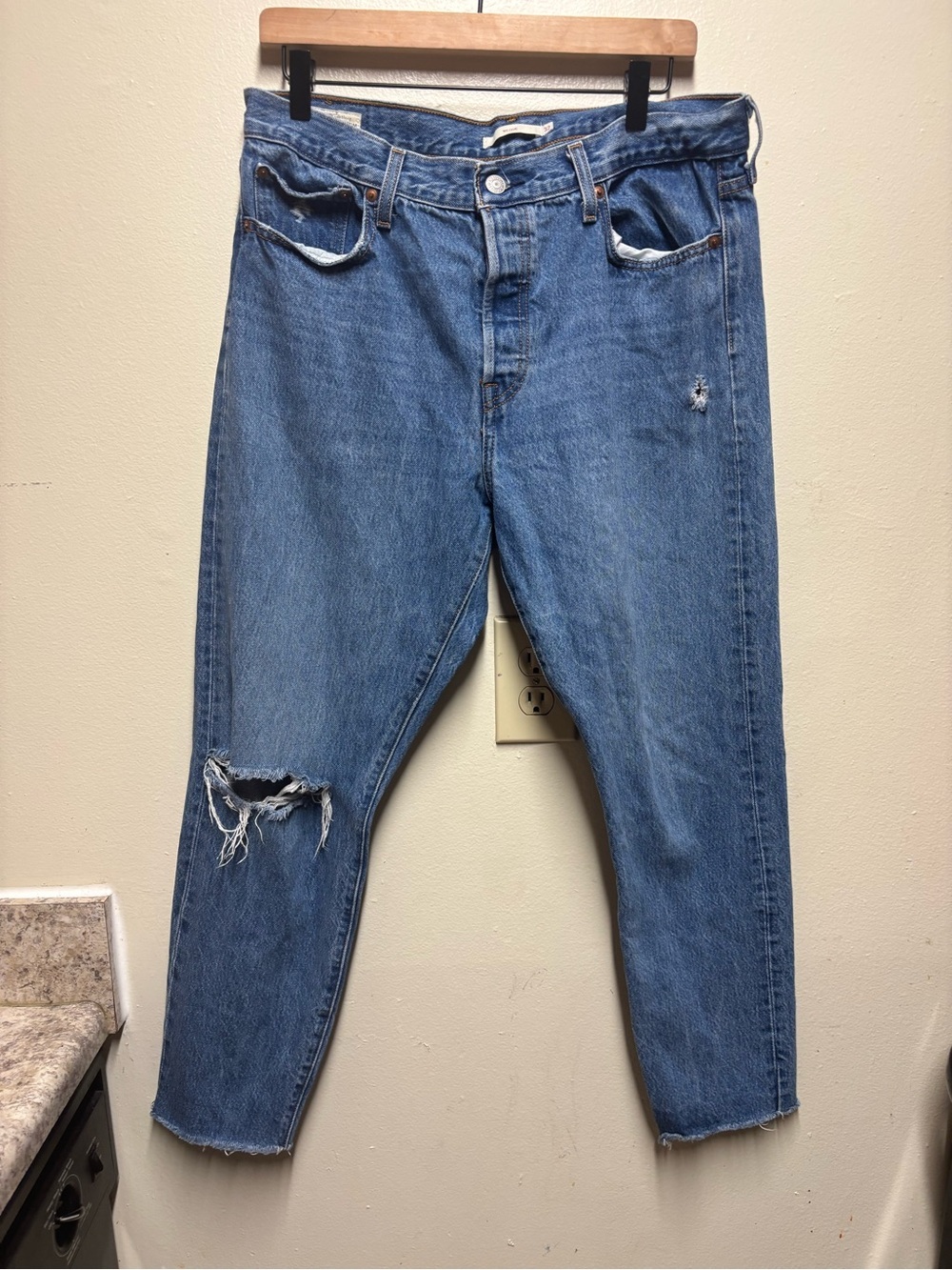 Levi wedgie button fly  jeans straight leg distressed women's size 32
